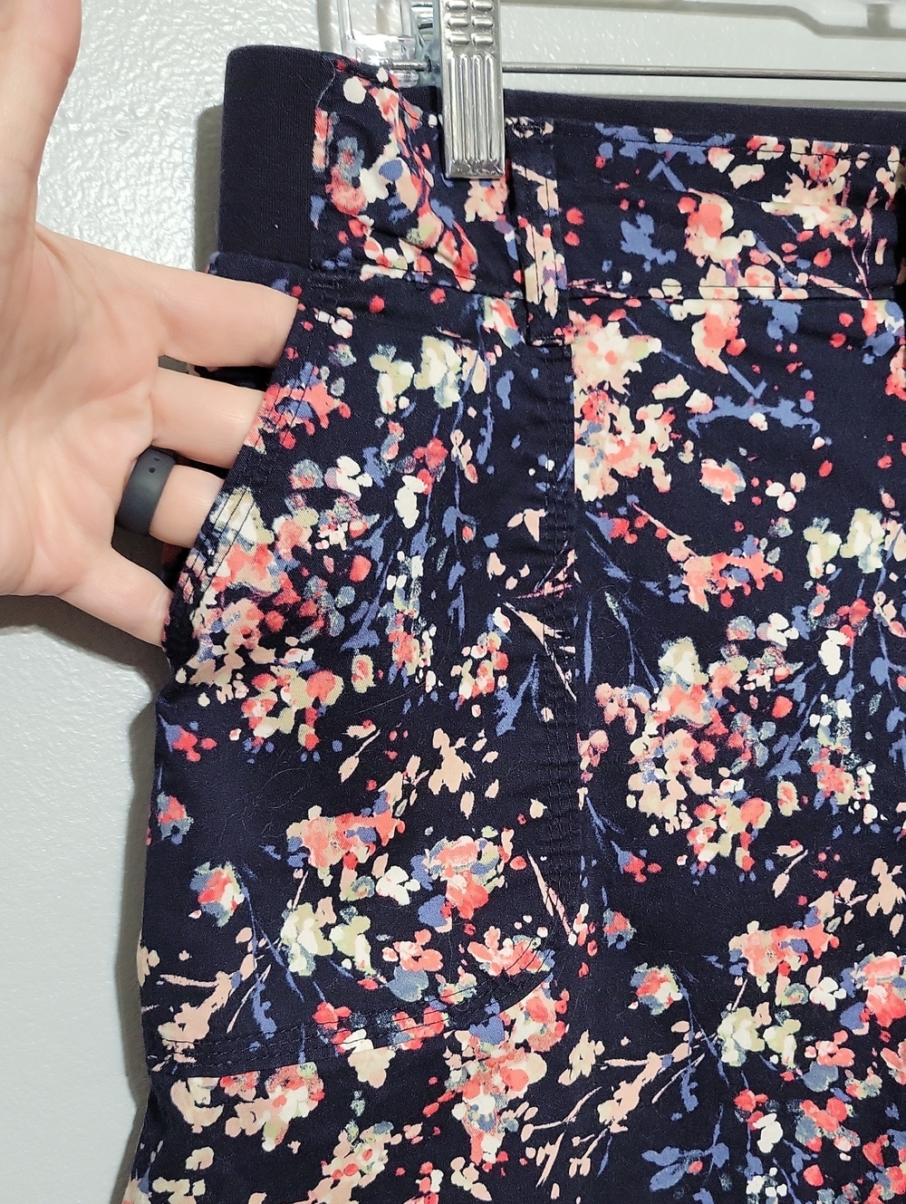 Lee Riders Women's Navy Floral Midrise Stretchy Flat Front Shorts Sz 16M - Picture 2 of 12